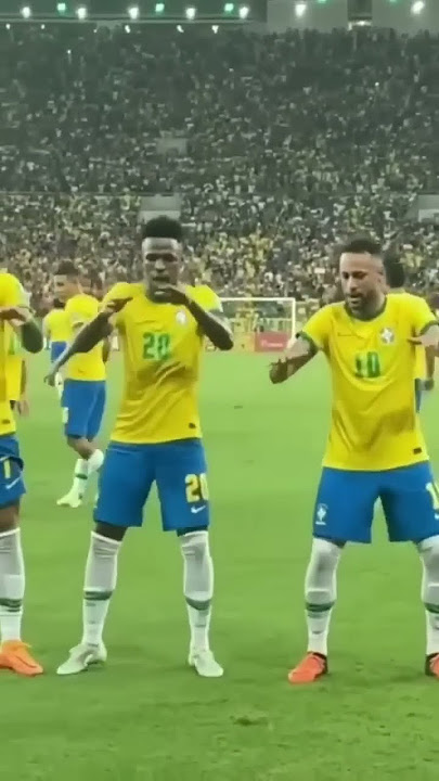 Neymar teaches Vinicius how to dance 😂🤣