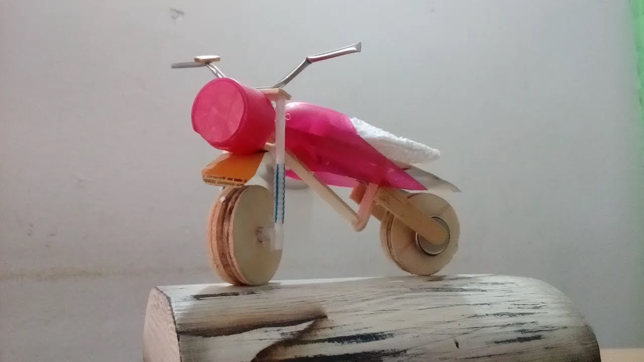 El motociclista de 80 años que hace motos en miniatura reciclando desechos  electrónicos - Revista Mototec