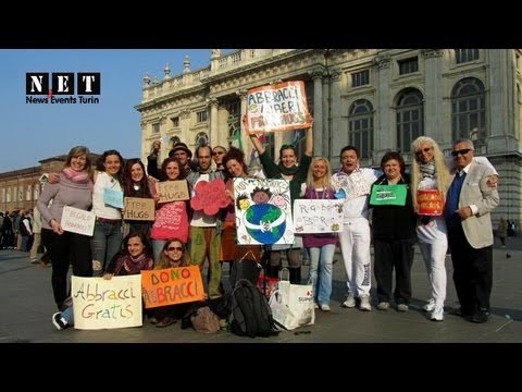 Abbracci gratis a Torino - Free hugs Turin 1 parte