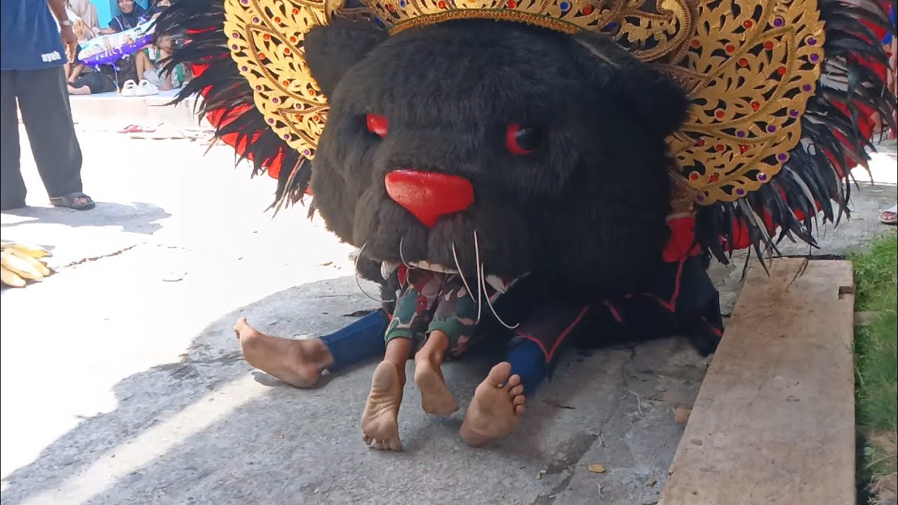 Barongan Dewa Dewi Nyaplok Penonton