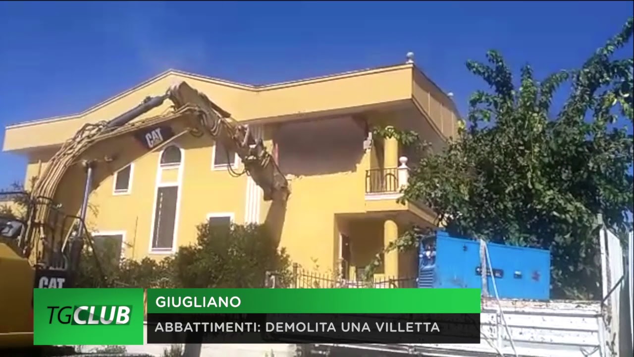 Abbattimenti, demolita villetta a Giugliano