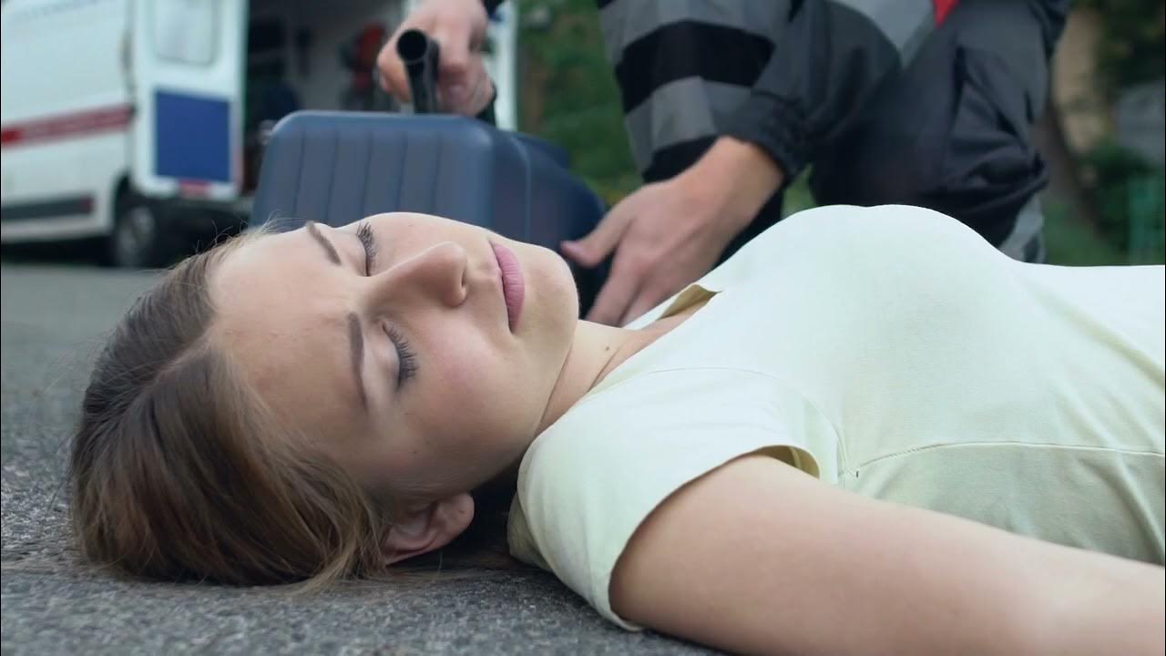Женщина упала без сознания. Девушка лежит без сознания.