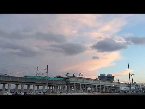 くりこま高原駅を通過する新幹線