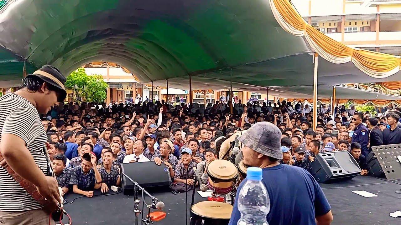 Dhyo Haw - Ada aku disini live SMKN 1 Karawang ( Crew Cam )