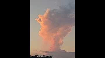 Have you seen this cloud formation before?  Apparently planes fly through it.