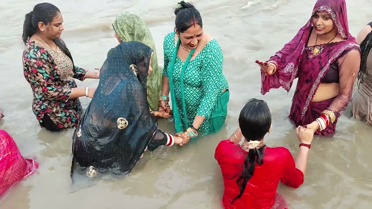गंगा स्नान #ताई ने किया बहनों के साथ गंगा स्नान हरिद्वार धनवंतरी हरियाणवी ताई🐛🪱🔥🗾🙏