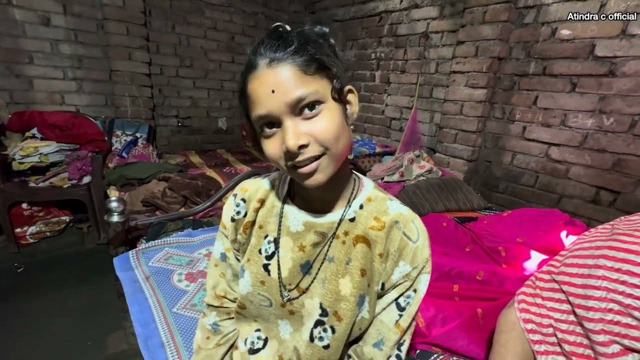 দশ বছরের ছোট্ট মেয়ে দৈনিক ত্রিশ টাকা উপার্জন করে অসুস্থ মাকে নিয়ে সংসার চালাচ্ছে. 