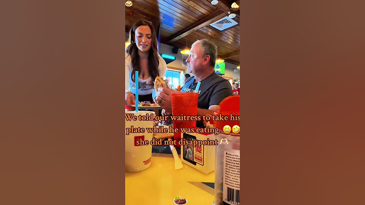 Waiter clearing the table early prank 😂🤣#funny #funnyprank #haha #prank #prankvideo