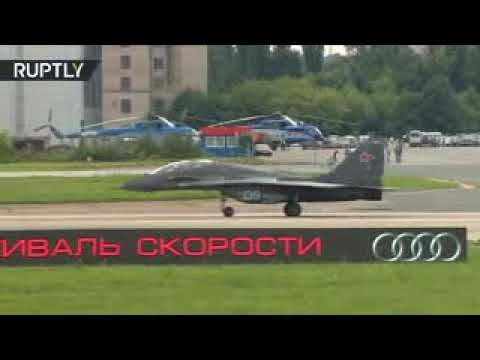سباق سرعة بين طائرة ميغ29 سيارة رياضية في معرض ماكس 2018