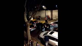 Taxistas golpean a un supuesto vehículo uber en santiago