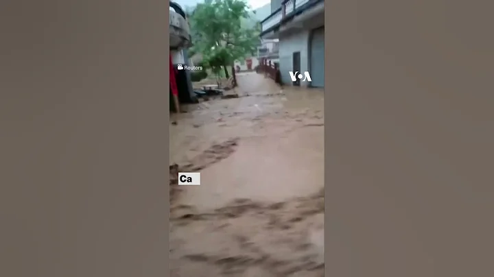 Car gets swept away by floodwaters in Guangdong, China | VOA News - DayDayNews