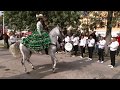 Amazona bailando su caballo con la banda