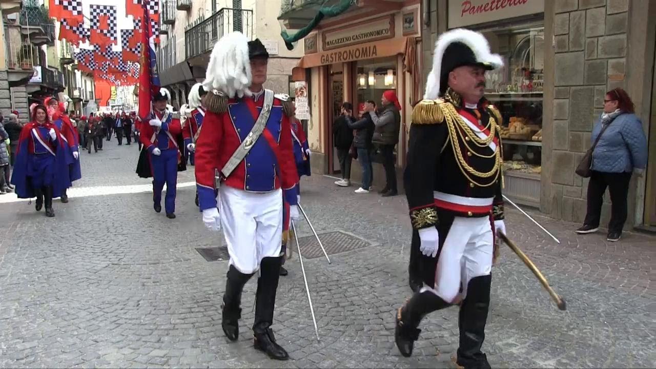 Carnevale di Ivrea, il Generale omaggia la Scorta d'onore della Mugnaia