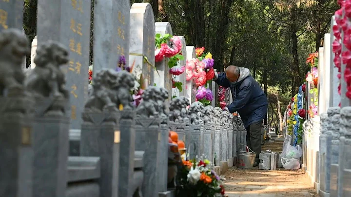 Chinese visit ancestors' graves on Tomb Sweeping Day | AFP - DayDayNews