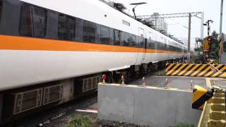 北上TEMU1002編組太魯閣號疾駛通過三民路平交道.即將消失的平交道噹噹聲音