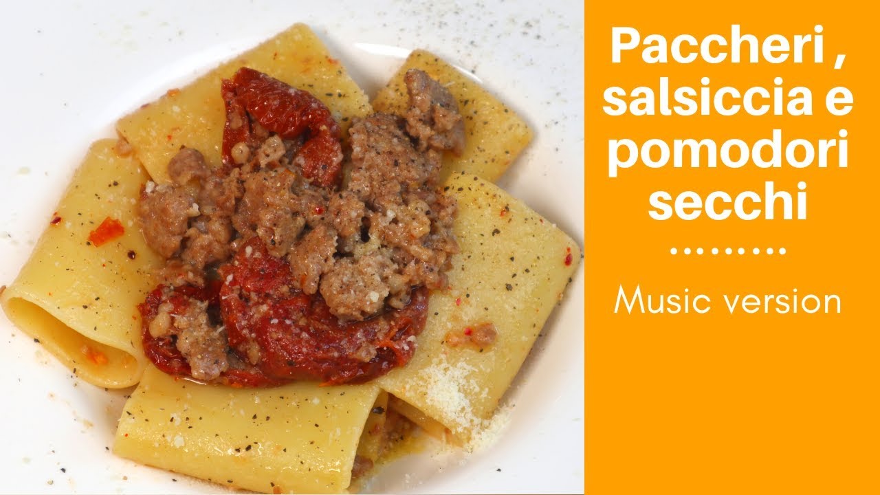 Pasta, salsiccia e pomodori secchi