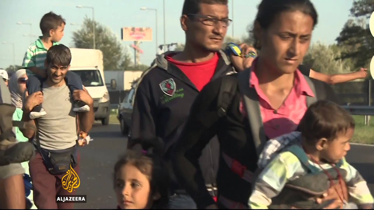 لاجئون يتجهون إلى النمسا سيراً على الأقدام بعد أن منعت المجر القطارات.