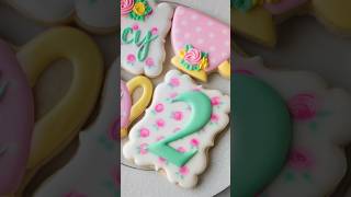 Cookie Decorating Tutorial For Wet On Wet Roses Made With Royal Icing