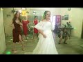 Девушки повторяют танцевальные движения за невестой