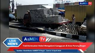 A TRUCK EXPERIENCING A PROBLEM WITH A LOAD SPILL IN THE PARUNG AREA OF BOGOR