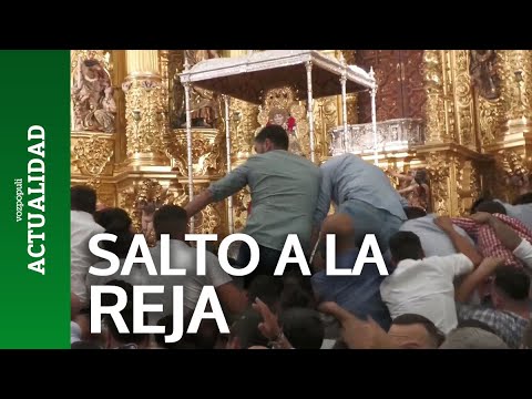 Así ha sido el salto a la reja en Almonte que da comienzo a la procesión de la Virgen del Rocío