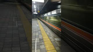 JR鶴舞駅にて、通過電車がまさかのしなのだった