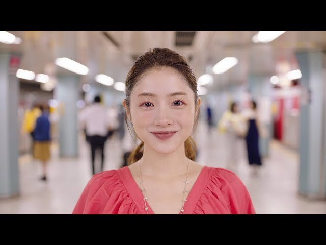 石原さとみ、リボン付きワンピースで荻窪へ CM曲担当のリトグリも登場