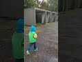 Wie schlägt sich ferngesteuertes, 80 kmh schnelles Auto im Regen