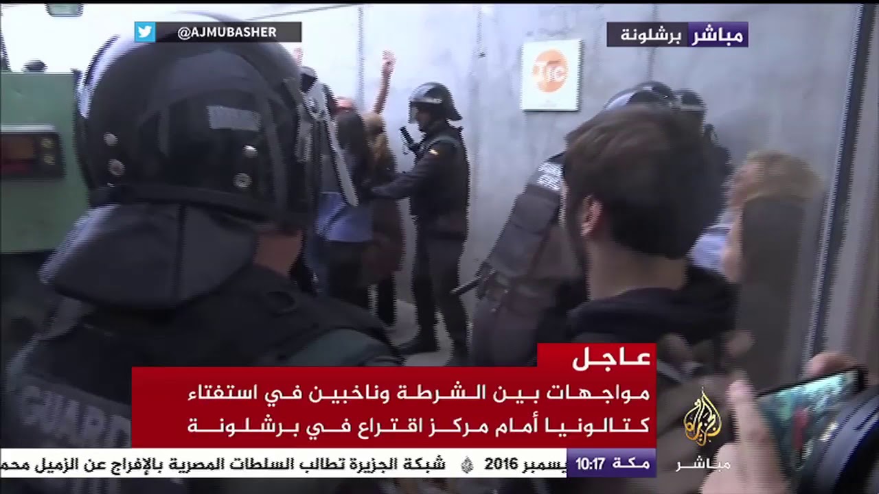 مواجهات بين الشرطة وناخبين في استفتاء كتالونيا أمام مركز اقتراع في برشلونة