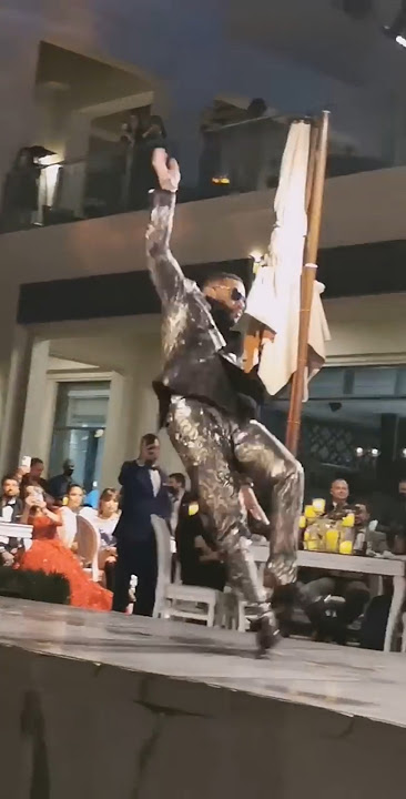 لحظة سقوط محمد رمضان خلال دخوله لفعاليات مهرجان الضيافة في دبي