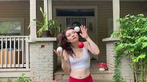 Woman Shows off Amazing Juggling Skills - 1118283