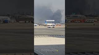 Se Observa Una Densa Columna De Humo Tras Un Incendio Forestal Cerca Del Aeropuerto De Newark