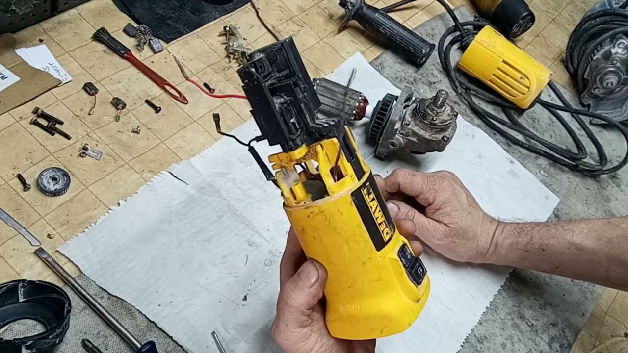 CÉSAR CEMAK- ESMERILHADEIRA DE WALT MODELO NOVO  DWE4118-B2