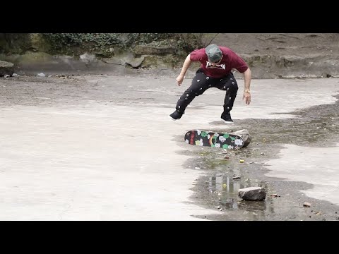 Video: Einen Kickflip-Trick mit einem Skateboard ausführen – wikiHow