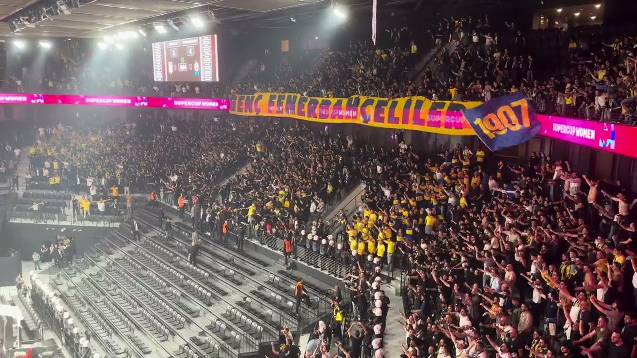 FENERBAHÇE - BEŞİKTAŞ BAYAN BASKET FİNAL MAÇI SAHA OLAYLARI SONRASI FENEBAHÇE S.. ADAMI