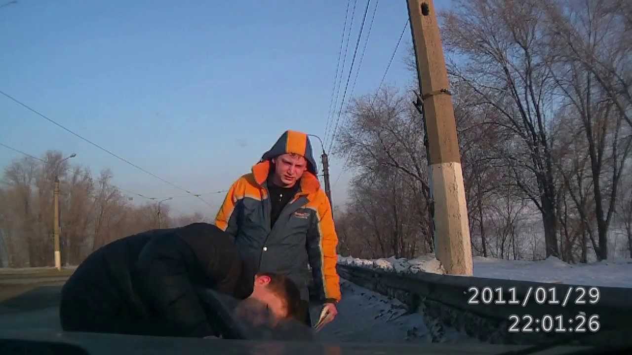 Прыгнул на капот