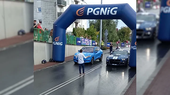 Drag Race Mustang Mach E vs Mustang Shelby