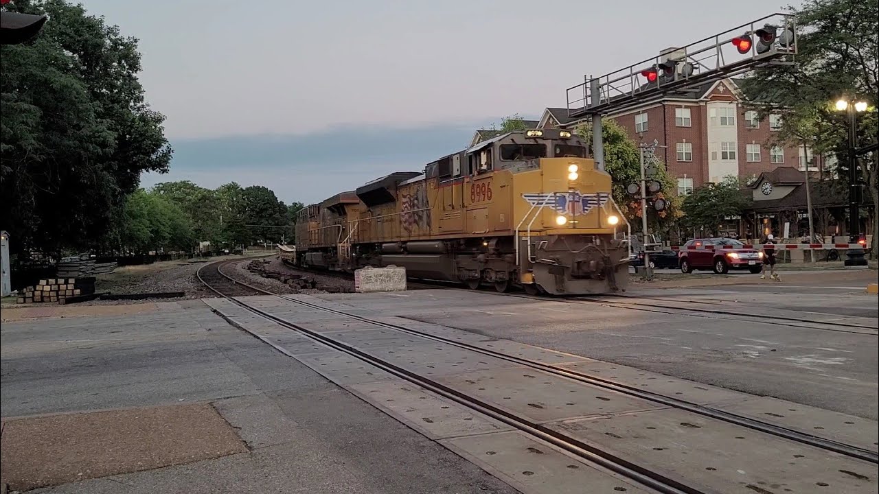 Rail Action in Kirkwood, MO featuring lots of EMD! YouTube