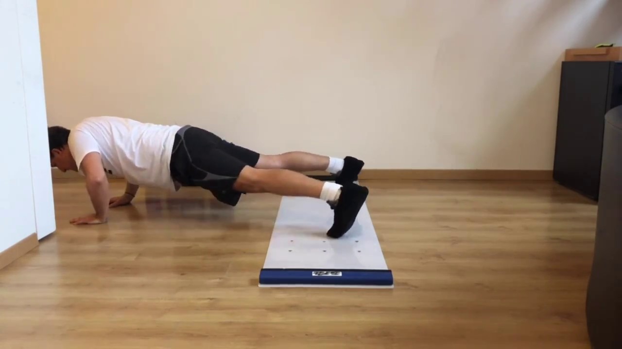 Pompes jambes écartées - GFit - YouTube