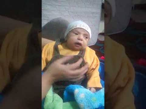 طفل حديث الولادة مطقل في الشرب