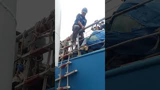 tidak bisa turun ke dermaga di karnakan ombak yg terlalu besar