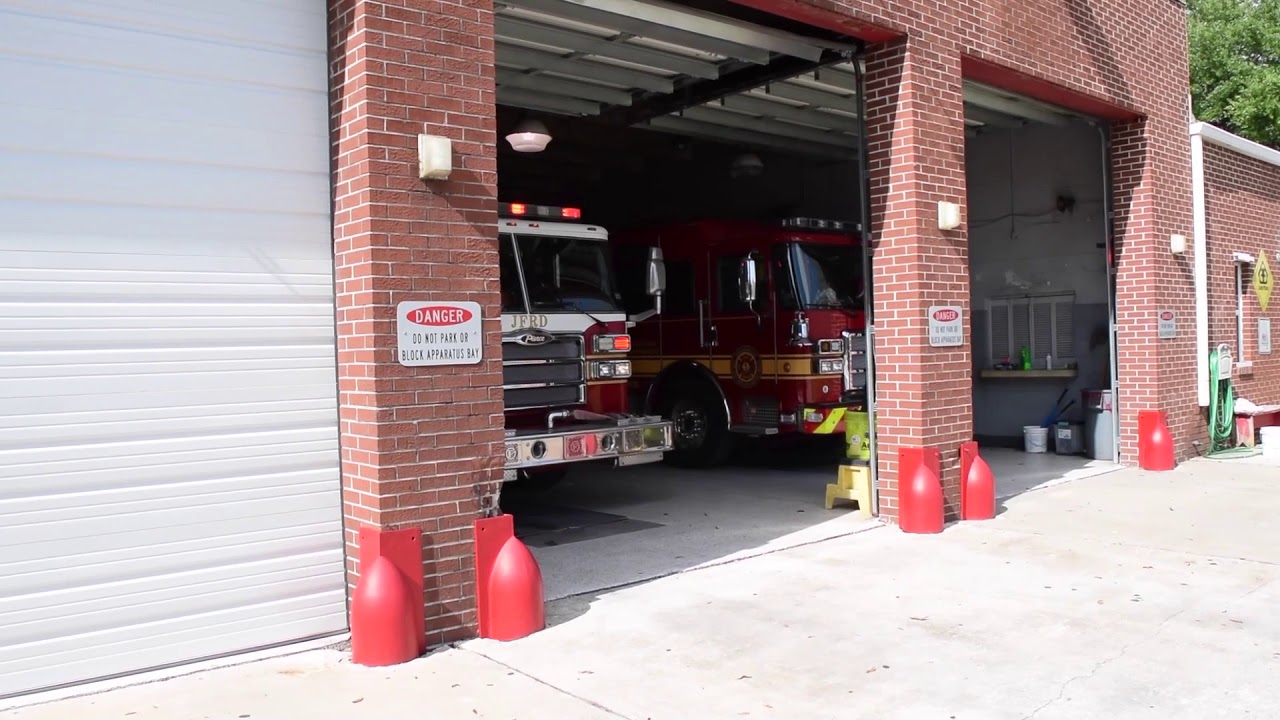 Jacksonville Fire Rescue Department Engine 30 and Safety 2 Responding