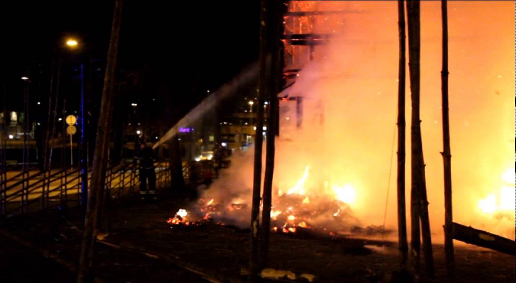 Video till Julbocken i Gävle brann upp i natt