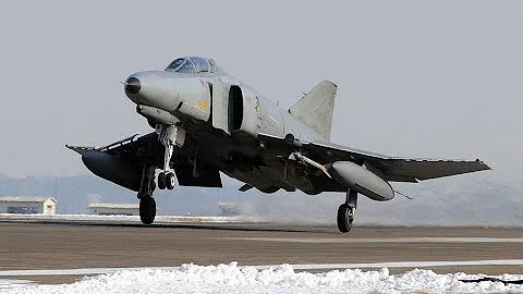 THE F-8 SUPER CRUSADER: THE HOT NAVY FIGHTER THAT ALMOST REPLACED THE F-4 PHANTOM | MILITARY NEWS