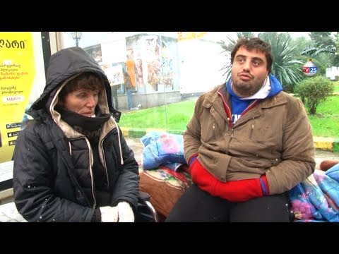 წყვილი, რომელიც ახალი 2019 წლის დადგომას ღია ცის ქვეშ, ავტობუსის გაჩერებაზე ხვდება