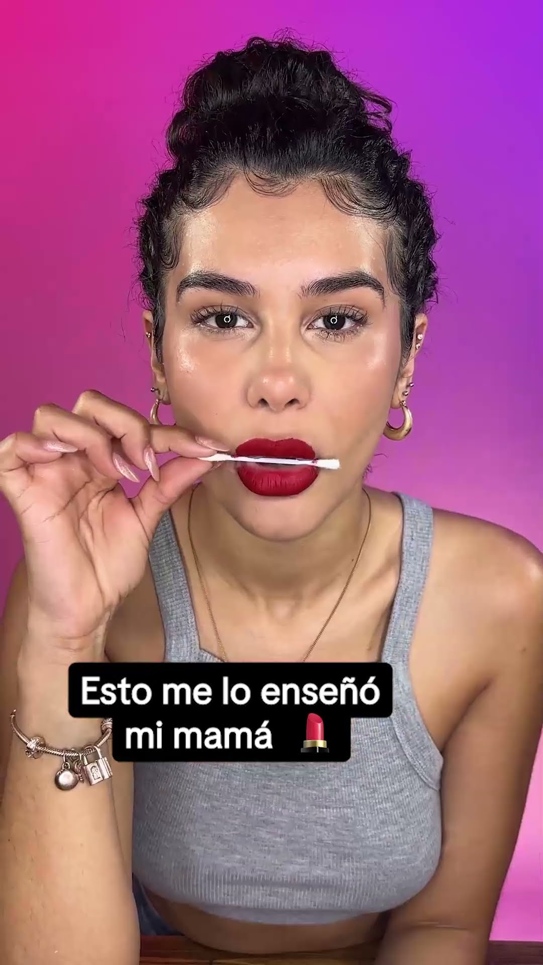 Truco para pintarte los labios sin errores ?  @PrisilaEspatola