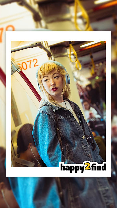 She wouldn't believe it 💛#happy2find #candidphoto #wholesome #subwayart #happiness #streetphoto