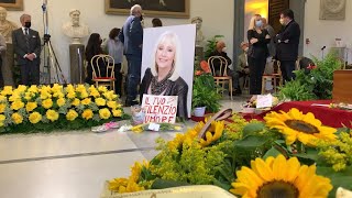 Italia despide a Raffaella Carrà: homenaje de fanáticos en Roma