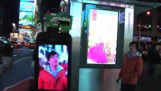 Guy Hacks Times Square / Japa hackeia Times Square