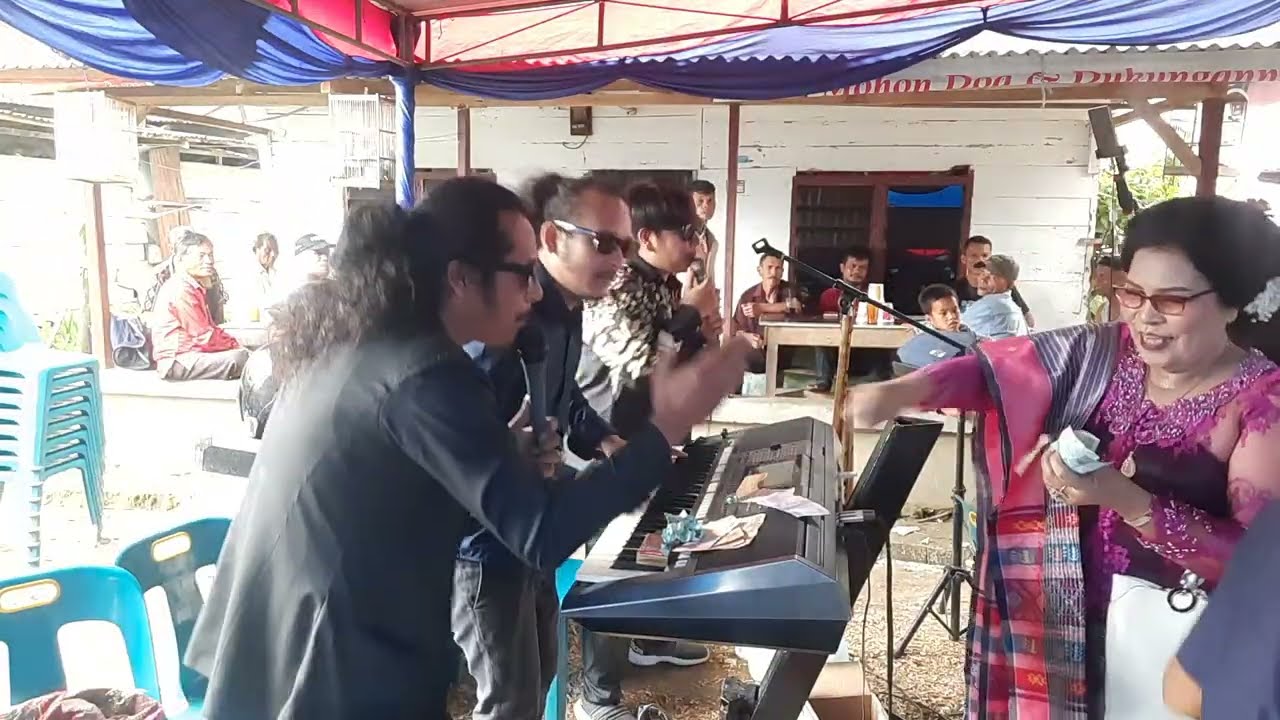 BERGOYANG , MANGHUTUR, MARJOGET KITING SIDABUTAR